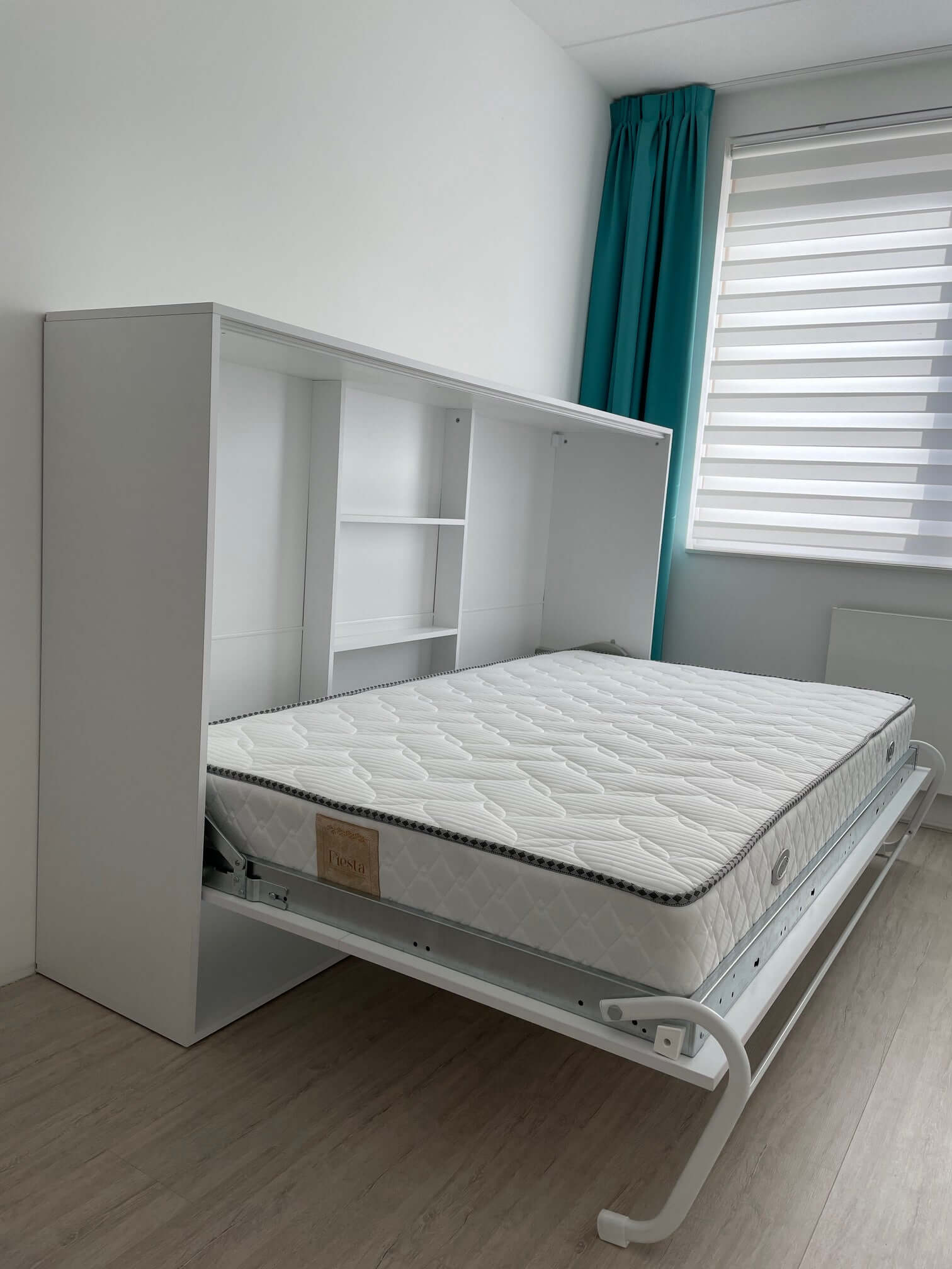 Opklapbed met open matras, perfect voor ruimtebesparing en comfort in moderne interieurs 🛏️📏.