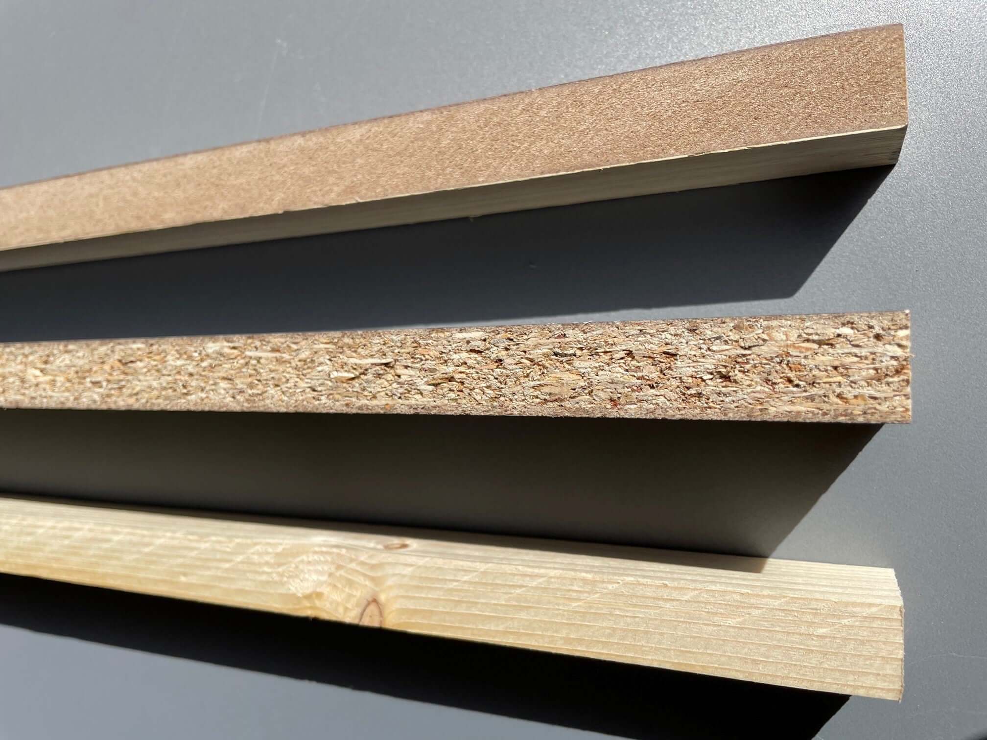 Vergelijking van MDF, spaanplaat en massief hout voor meubelproductie 🛏️📏