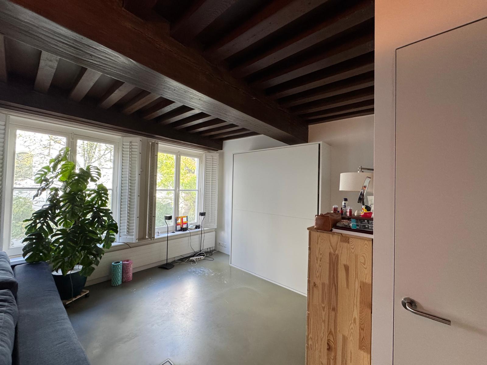 Verticaal opklapbed gesloten in moderne woonkamer van CompaqtWonen