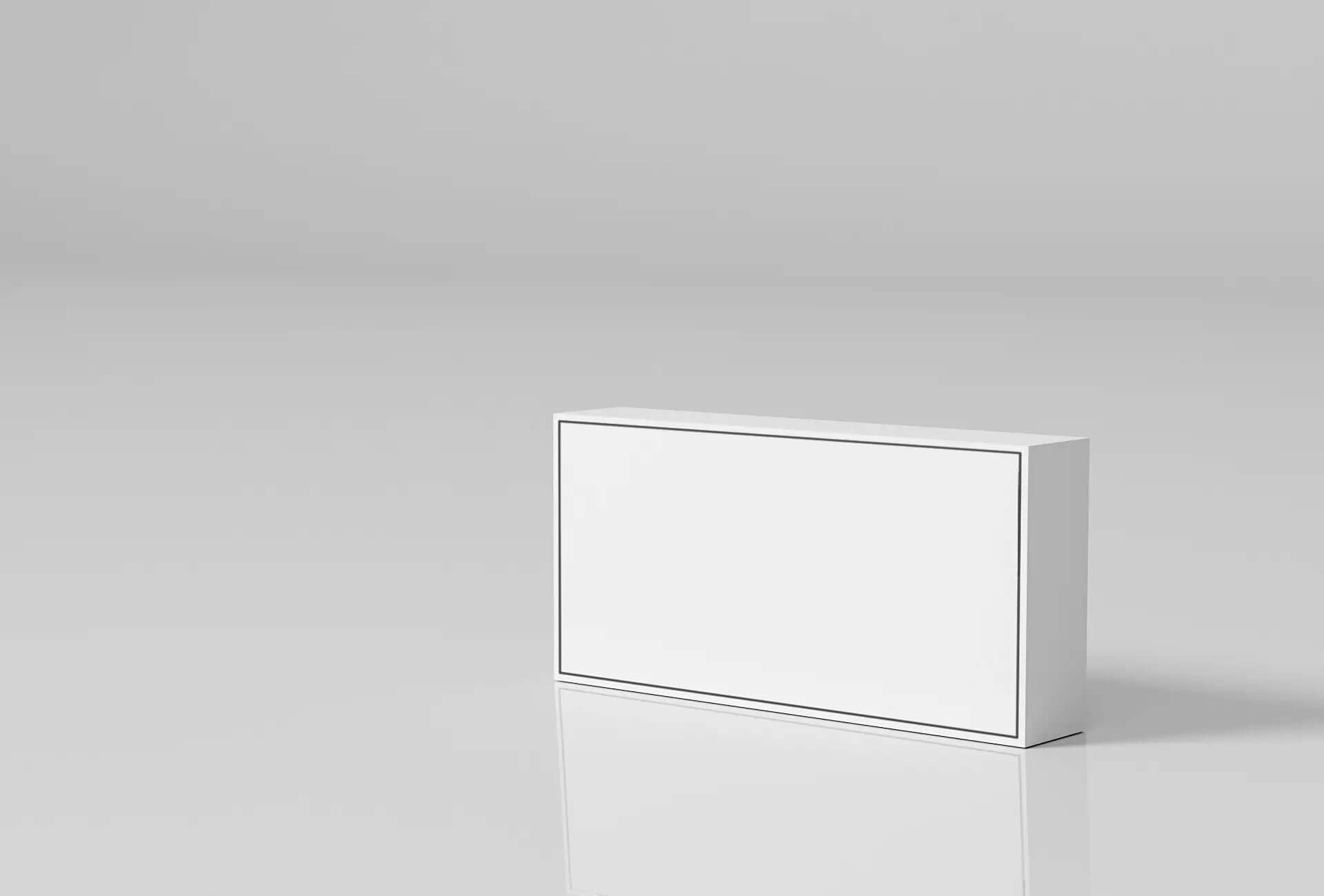 Lege witte doos op een reflecterende ondergrond, perfect voor branding of productverpakkingen.