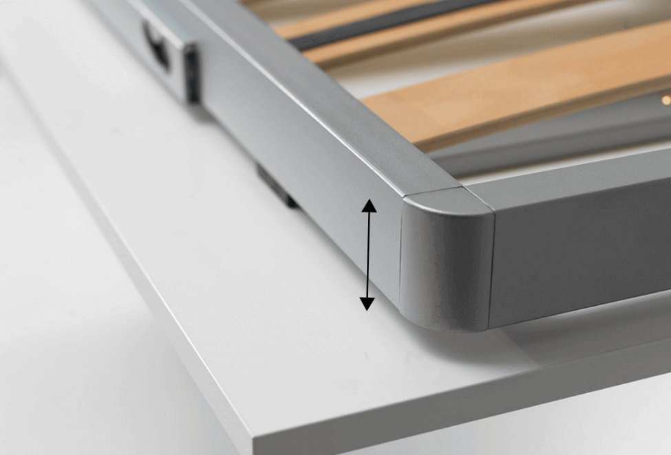 Close-up of the Compaqt Opklapbed mechanism showcasing the durable edge and wooden slats for space-saving design.